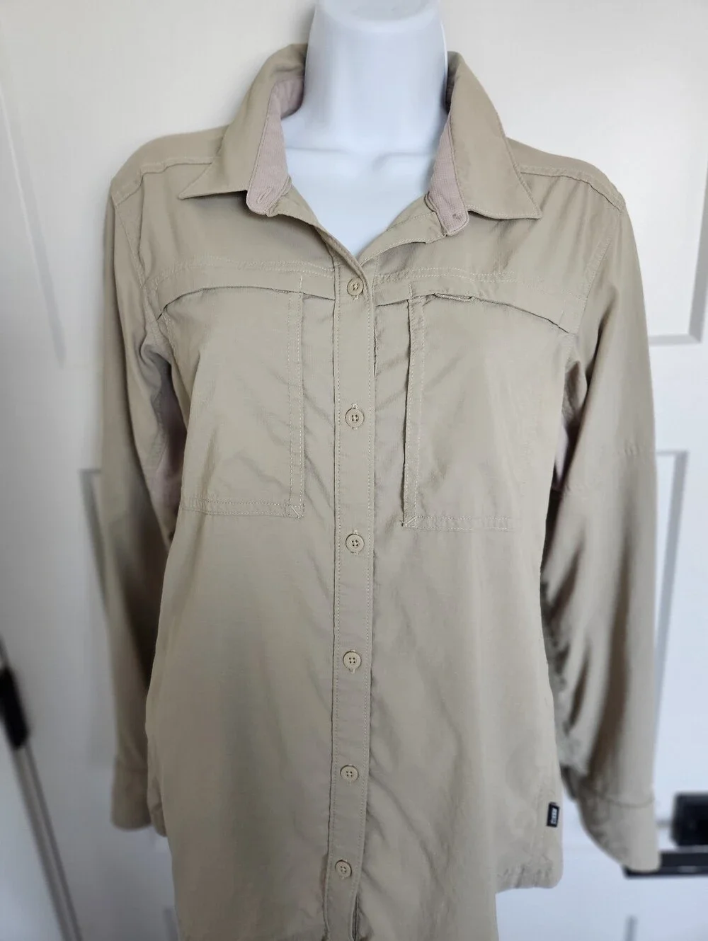 REI Light Khaki Button-Front Long Sleeve Shirt MEDIUM - Picture 5 of 12